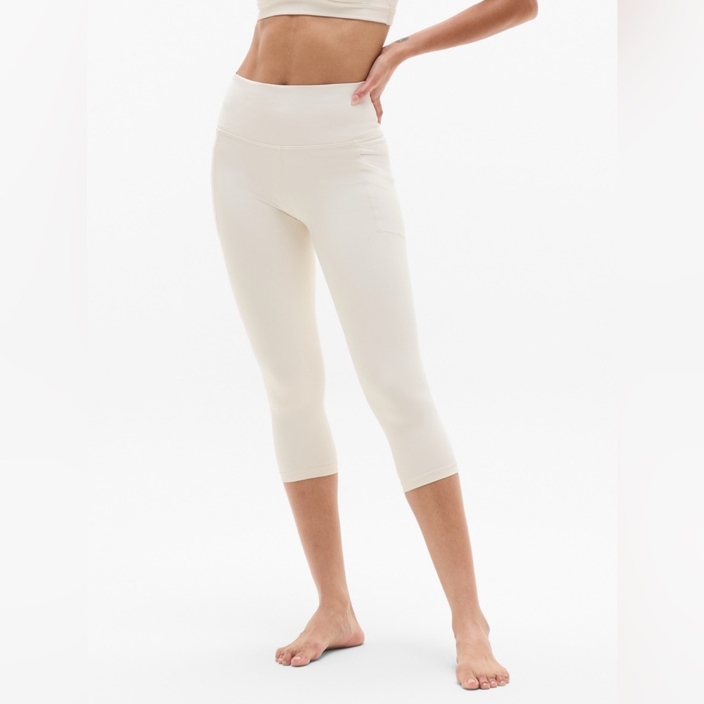 Salutation Stash High Rise Capri Legging
Bone, Size Medium